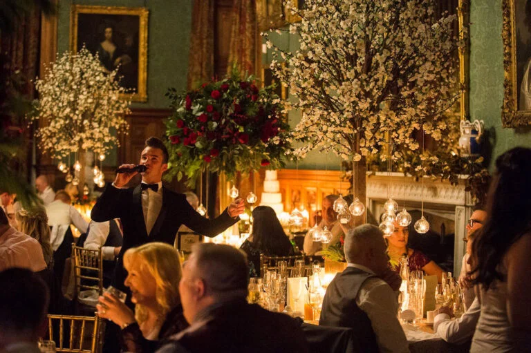 Live singer performing during a candlelit wedding dinner