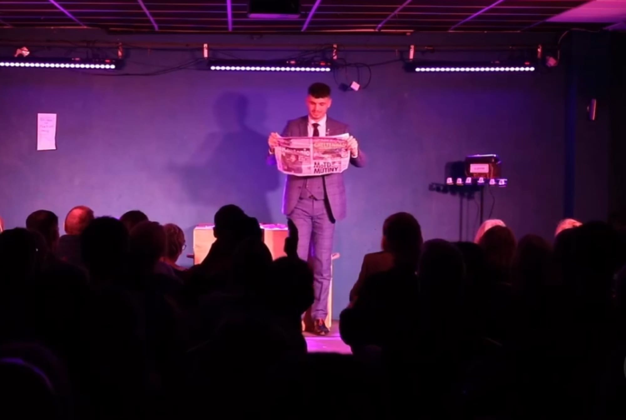 Josh King performing live (photo 4)